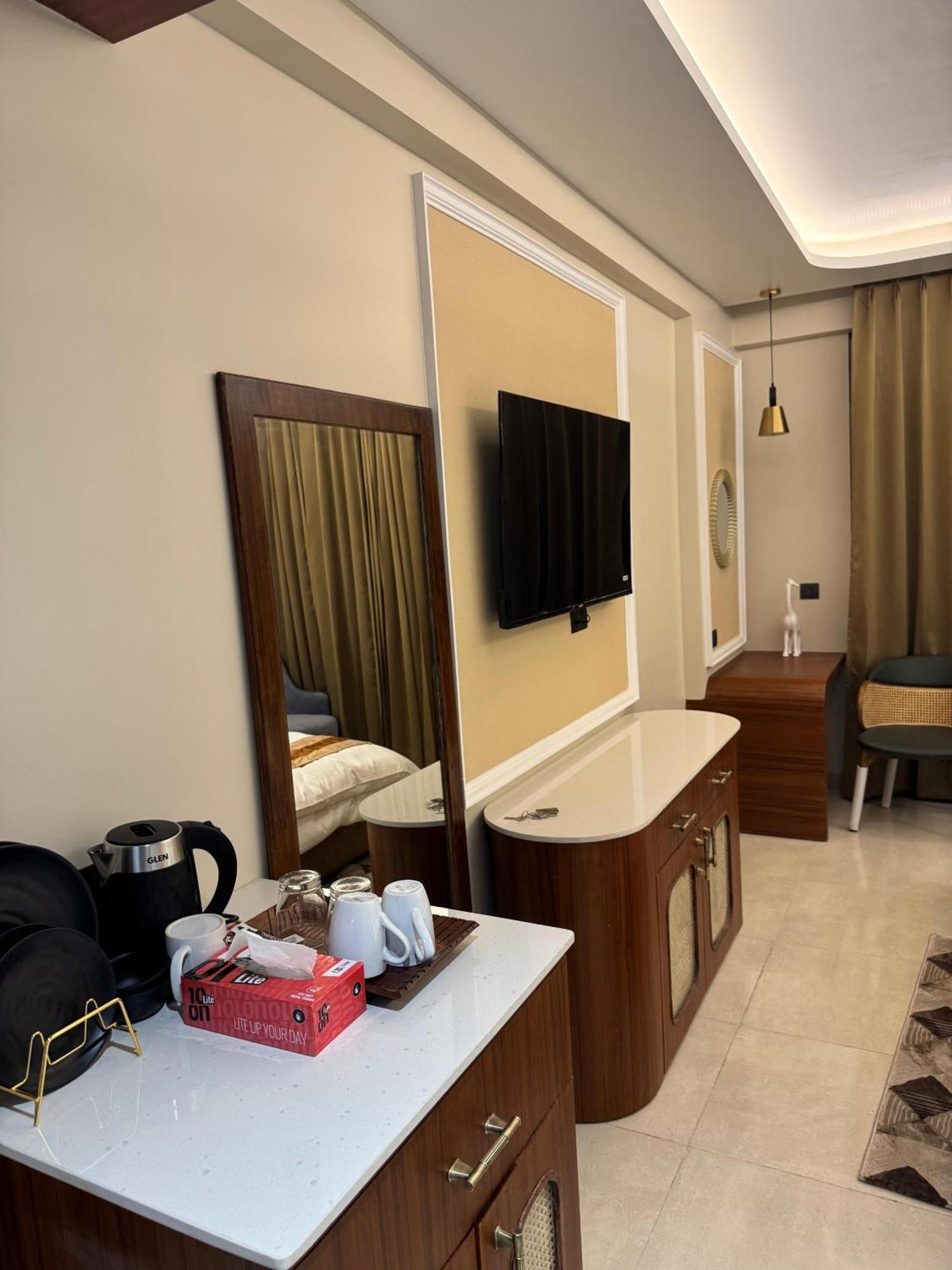 Omaxe Hazratganj , Khusi Mahal Bed & Breakfast Lucknow Exterior photo